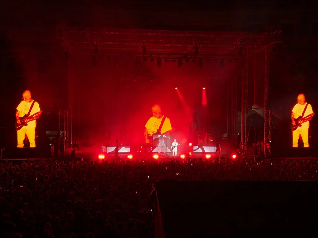 The stage in red, Moby with a guitar on the big screens