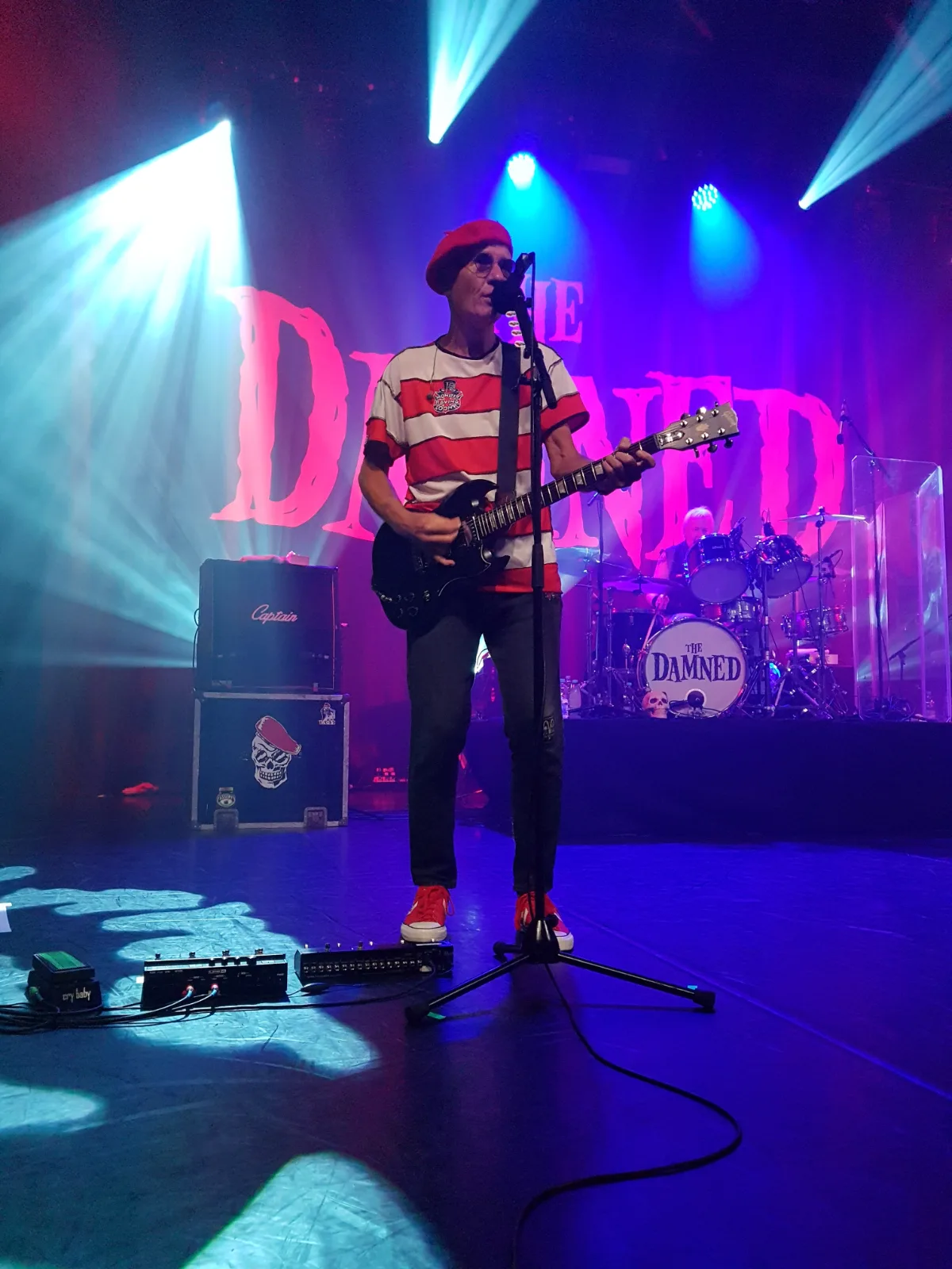 Captain Sensible... crvena beretka, prugasta majica, crvene „starke“... Dennis The Menace
