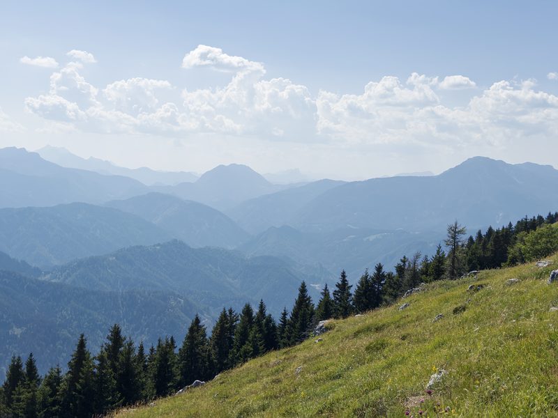 Pogled s Uršlje gore prema Kamniško-Savinjskim Alpama